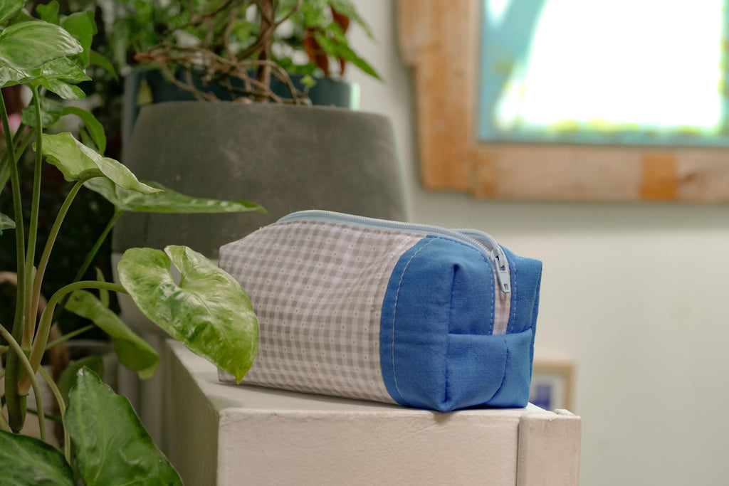 Pochette bleue en coton matelassé – Fait main à Montréal